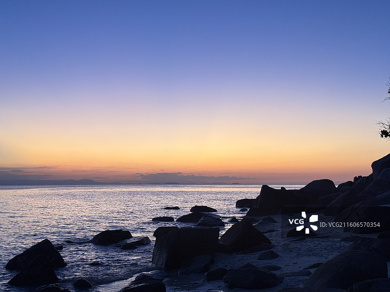 浪中岛海滩日落和鲨鱼图片素材