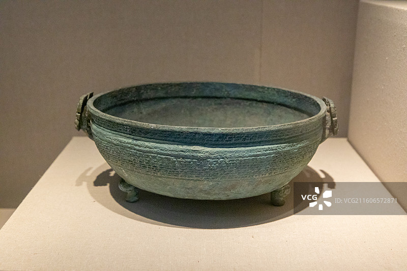 镇江博物馆春秋青铜蟠螭纹鉴 1966年金坛薛公社出土图片素材