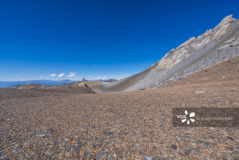 秋季梅里北坡山地地形与砂石地面背景图片素材