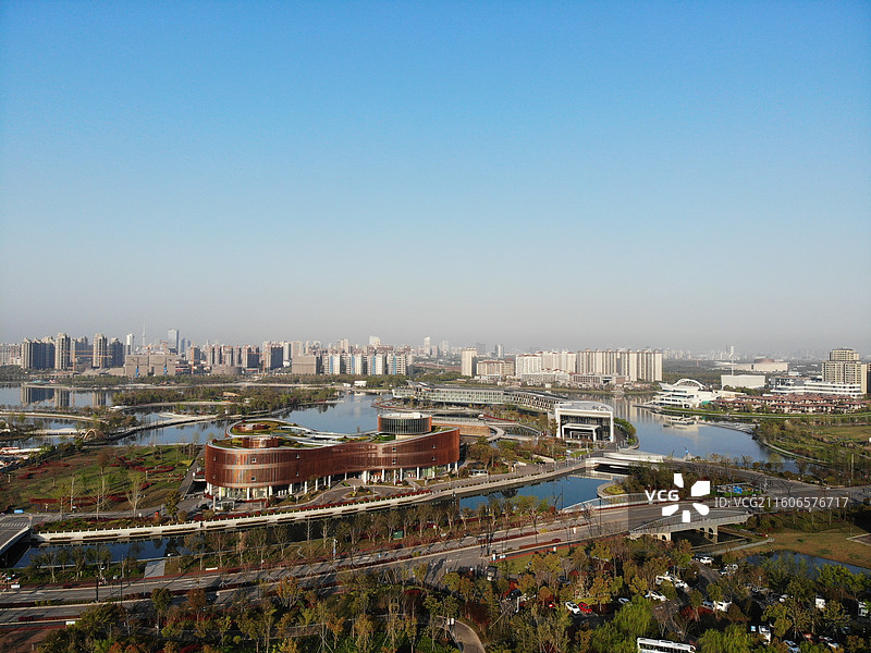 上海奉贤新城城市风光，奉贤博物馆与奉贤新城城市天际线，地标性建筑图片素材