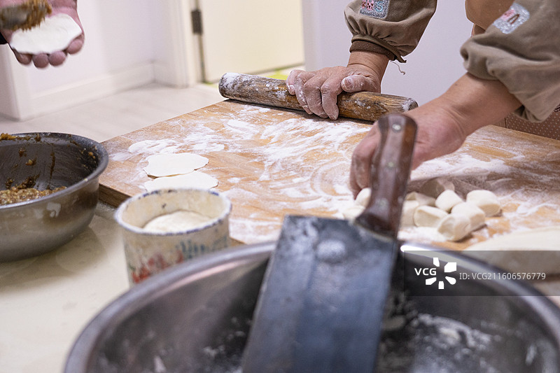 东北人家 家常版 父母包饺子图片素材