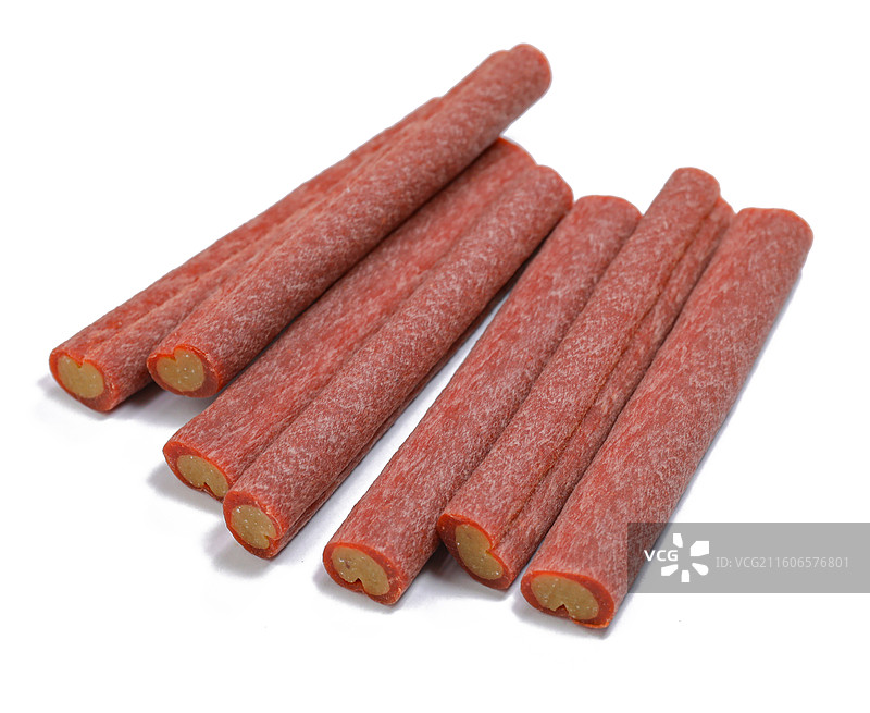 白色背景上的宠物零食狗零食狗粮健康美味宠物食品图片素材