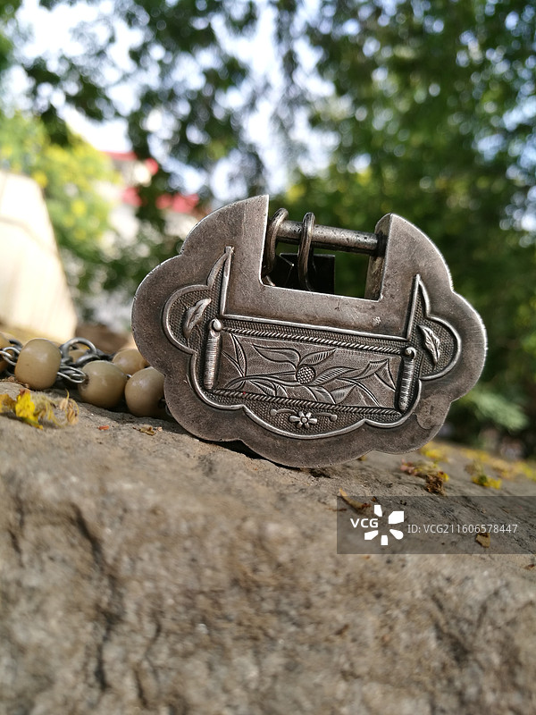 老银长命百岁花卉锁饰品。老物件古董。双喜。老银链。户外特写图片素材