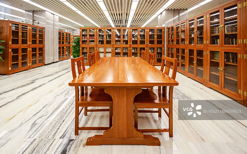 北京大学图书馆北大文库一尘不染的阅览桌图片素材