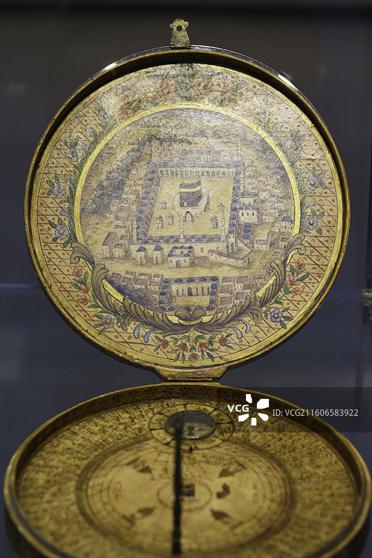 马来西亚吉隆坡著名景点伊斯兰艺术博物馆展览藏品——19世纪波斯可指示克尔白天房方位的日晷图片素材