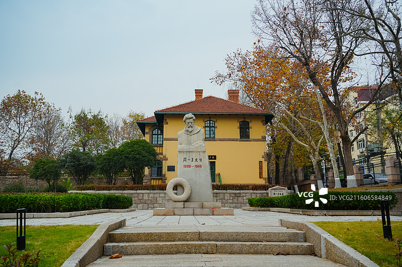 闻一多雕像   闻一多故居 （一多楼） 山东省青岛市中国海洋大学鱼山校区图片素材