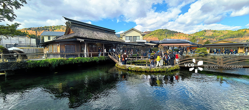 忍野八海的秋日烟火图片素材