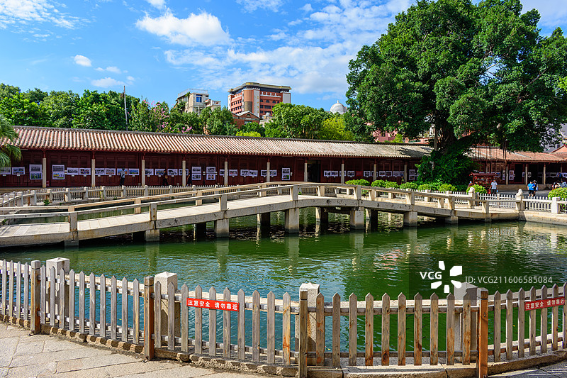 福建泉州文庙，泮池；白昼风光，蓝天白云。图片素材