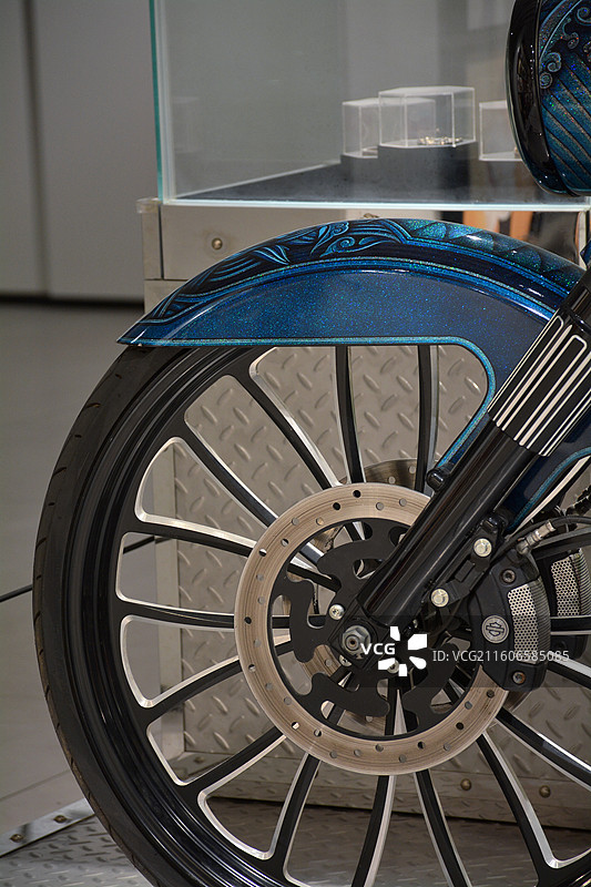 铆钉皮衣骑手配炫彩摩托，酷飒骑行风拉满图片素材