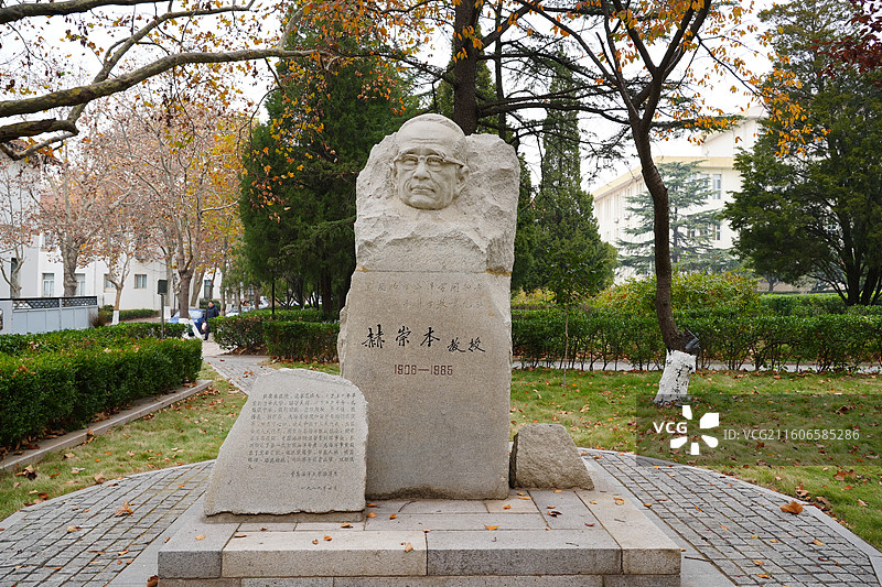赫崇本 山东省青岛市中国海洋大学鱼山校区名人雕塑图片素材