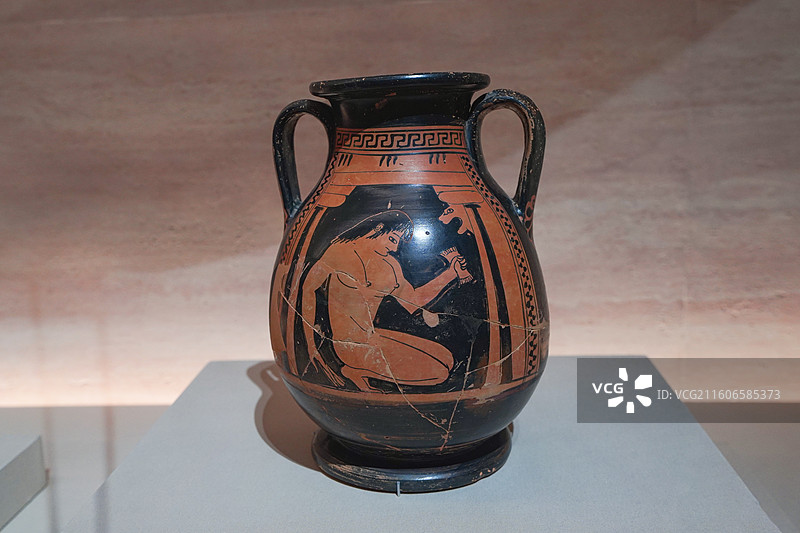 希腊国家考古博物馆藏来自埃伊那岛约公元前500年尼克塞诺斯画师风格的阿提卡黑底红画陶罐图片素材