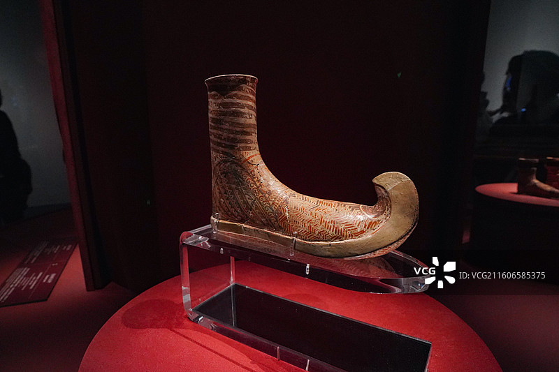 希腊国家考古博物馆藏来自阿提卡的格拉夫达公元前14世纪鞋形陶制来通杯图片素材