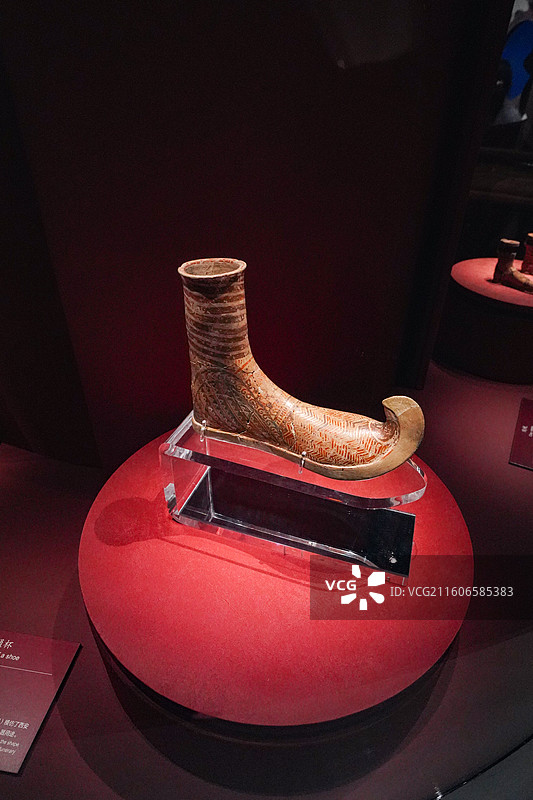 希腊国家考古博物馆藏来自阿提卡的格拉夫达公元前14世纪鞋形陶制来通杯图片素材