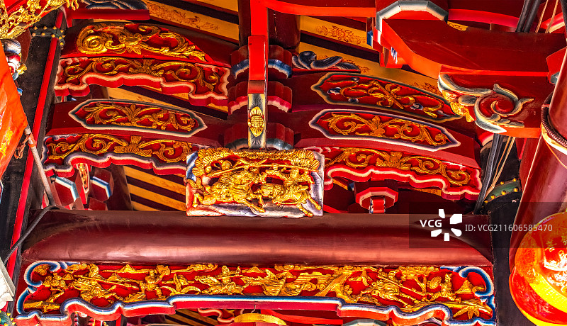 福建泉州浔埔顺济宫妈祖宫一进左侧精美绝伦栋梁斗拱彩绘鎏金人物垂柱图片素材