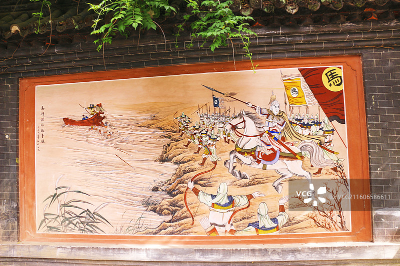汉中勉县马超墓，又称马超庙、马公祠，走进大门，迎面的照壁上，绘制着一幅图，内容为“马超渭水败曹操”图片素材