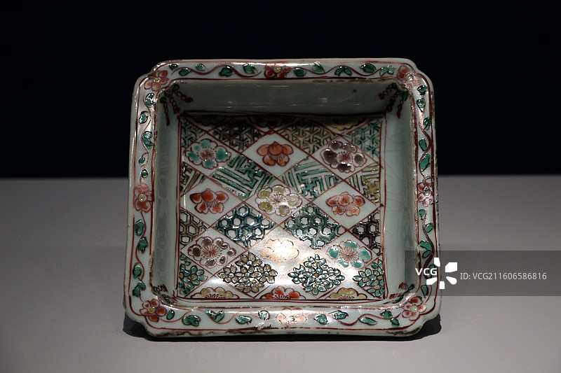 上海博物馆东馆 —— 陶瓷专题馆-五彩锦地纹方盘图片素材