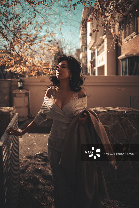 圣诞节法式餐厅外穿白色连衣裙的性感女孩图片素材