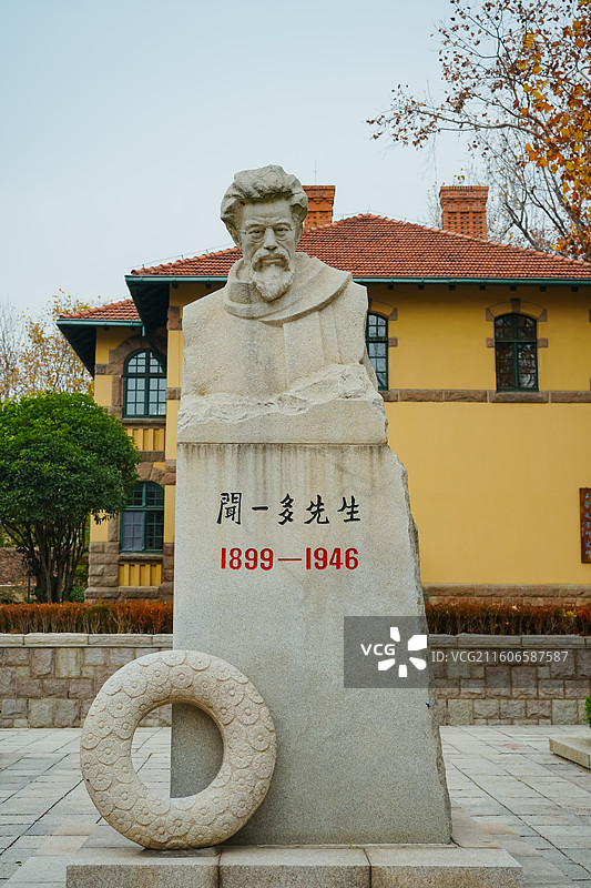 闻一多雕像   山东省青岛市中国海洋大学鱼山校区图片素材