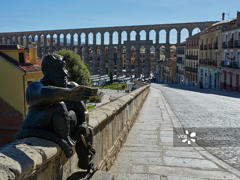 塞哥维亚古罗马水渠前的小恶魔雕像图片素材