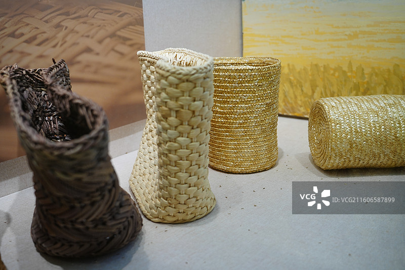 染色玉米皮回四纹手提包半成品  青岛天后宫（青岛市民俗博物馆）“妙手万象 ·青岛草编展”展品图片素材