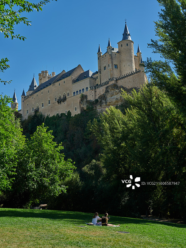 塞哥维亚城堡和绿色的草坪图片素材