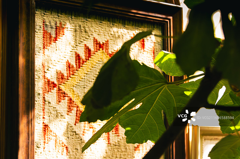 阳光下的新疆手工地毯挂画图片素材