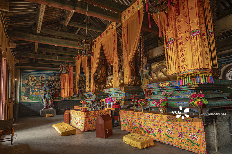 交城卦山天宁寺大雄宝殿内部景象图片素材