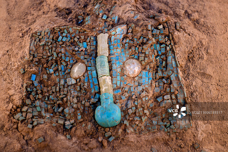 绿松石龙形器，夏代，河南洛阳偃师二里头遗址图片素材