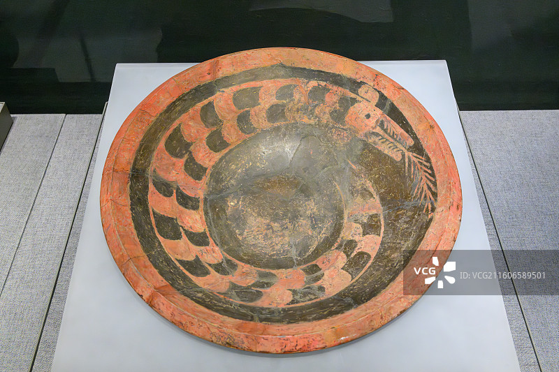 彩绘龙纹陶盘，新石器时代，陶寺文化(公元前2300~前1900年)，山西襄汾陶寺遗址图片素材