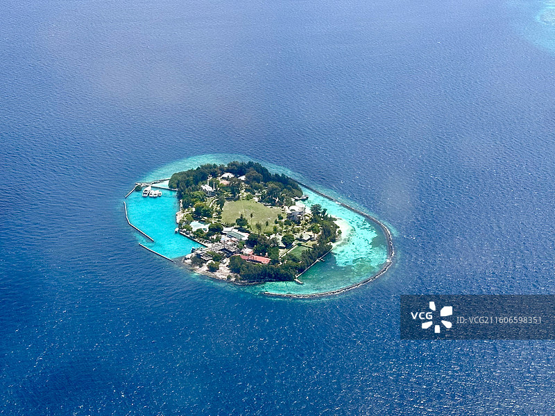马尔代夫 航拍视角 居民岛 环礁 泻湖 蓝色大海图片素材