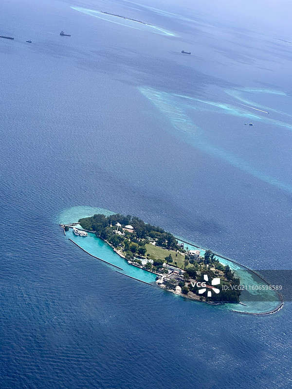 马尔代夫 航拍视角 居民岛 环礁 泻湖 蓝色大海图片素材