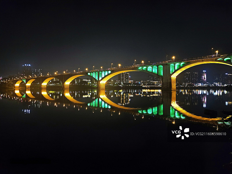 都市夜桥：拍于南充白塔大桥。图片素材