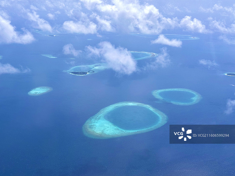 马尔代夫 航拍视角 居民岛 环礁 泻湖 蓝色大海图片素材