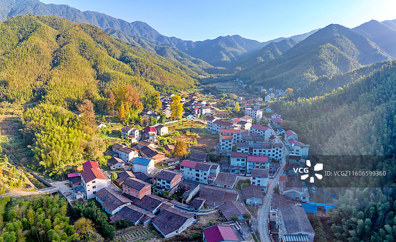 江西抚州金溪县高山山区，乡村村庄民居，树林层林尽染，色彩斑斓，山村青山绿树冬景。图片素材