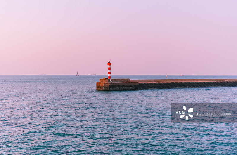 日落时分的灯塔  粉色晚霞   青岛市市南区金茂湾附近“橘子海”网红打卡地图片素材