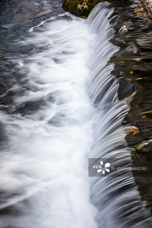 新疆乌鲁木齐雪后水磨沟公园人水和谐图片素材