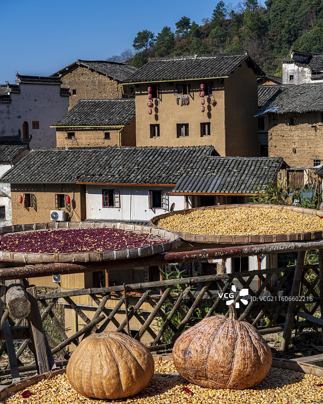安徽皖南深山中等古建筑村落 阳产土楼图片素材