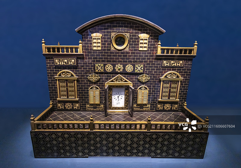 黑漆描金楼式钟 20世纪初 瑞士播威制造 故宫博物院图片素材
