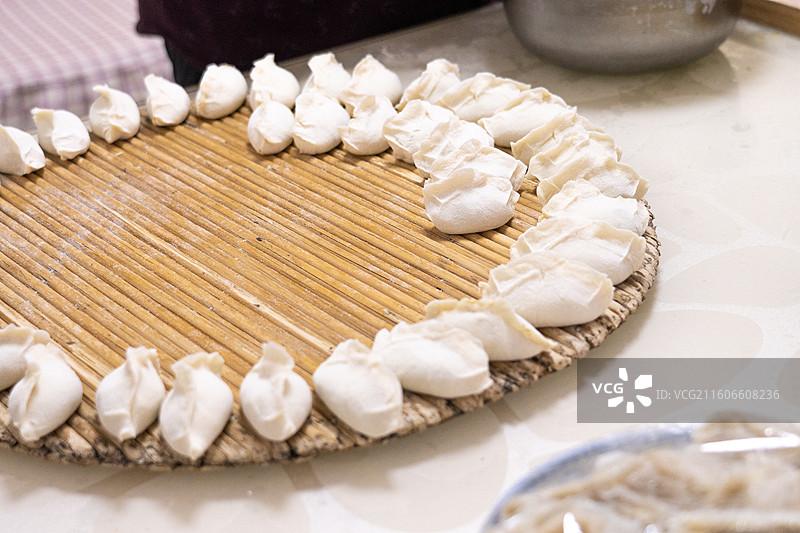 东北人家 家常版 父母包饺子图片素材