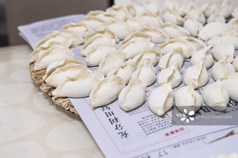 东北人家 家常版 父母包饺子图片素材