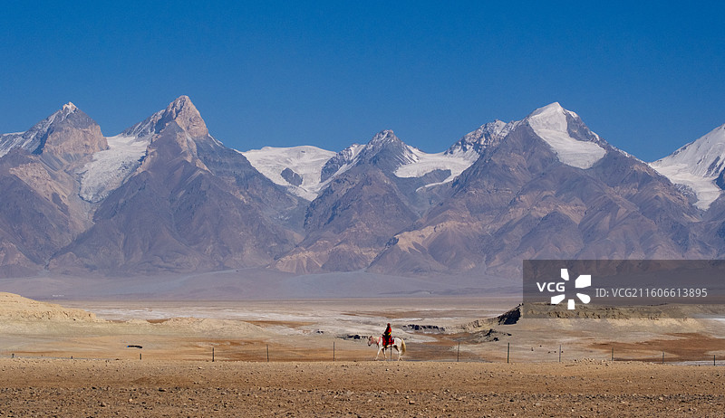 高原风光无限美---木吉火山口图片素材