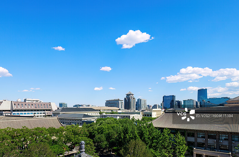 从北京大学图书馆楼顶瞭望王克桢楼和中关村天际线图片素材