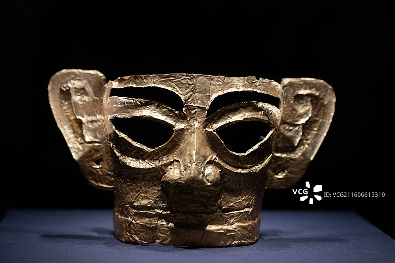 商代三星堆金面罩：四川广汉三星堆遗址三号坑出土文物图片素材