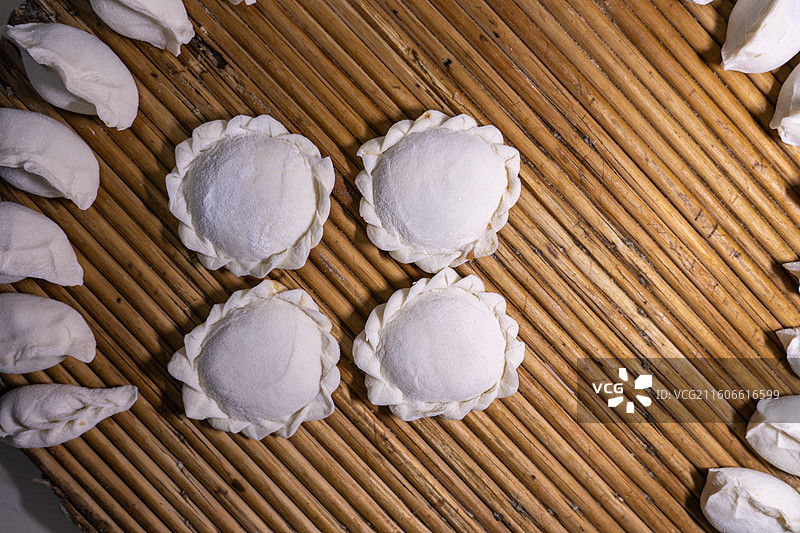 东北人家 家常版 父母包饺子图片素材