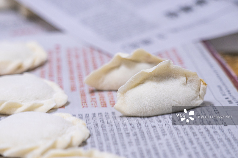 东北人家 家常版 父母包饺子图片素材