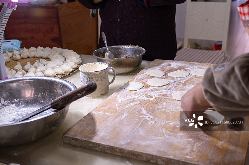 东北人家 家常版 父母包饺子图片素材