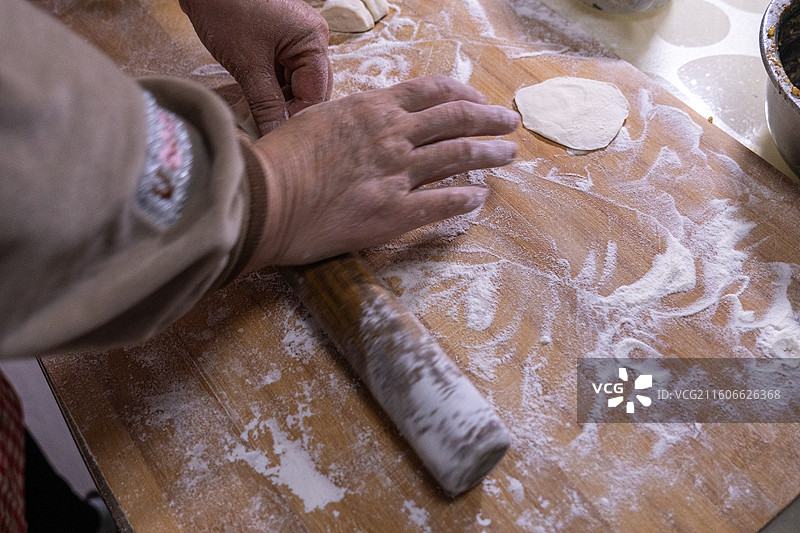 东北人家 家常版 父母包饺子图片素材