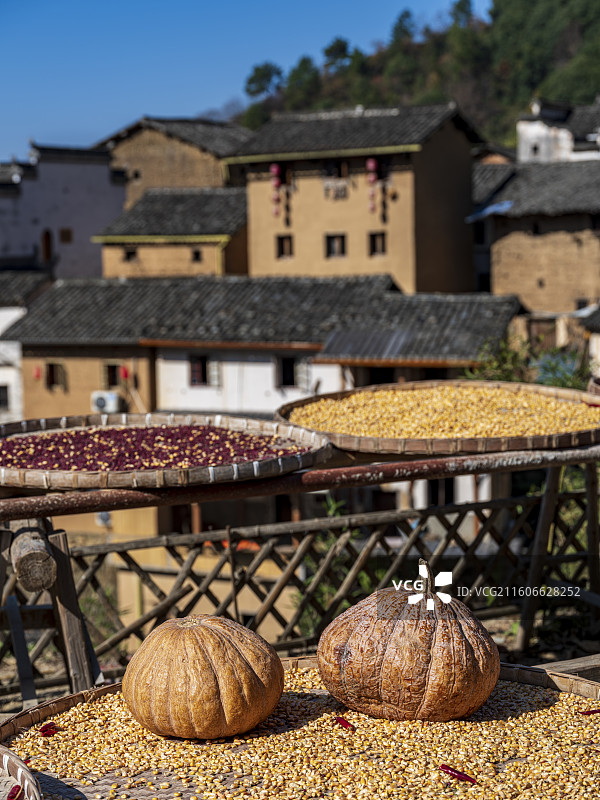 安徽皖南深山中等古建筑村落 阳产土楼图片素材