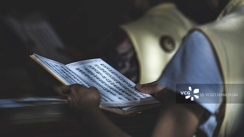 虔诚诵经祈福图片素材