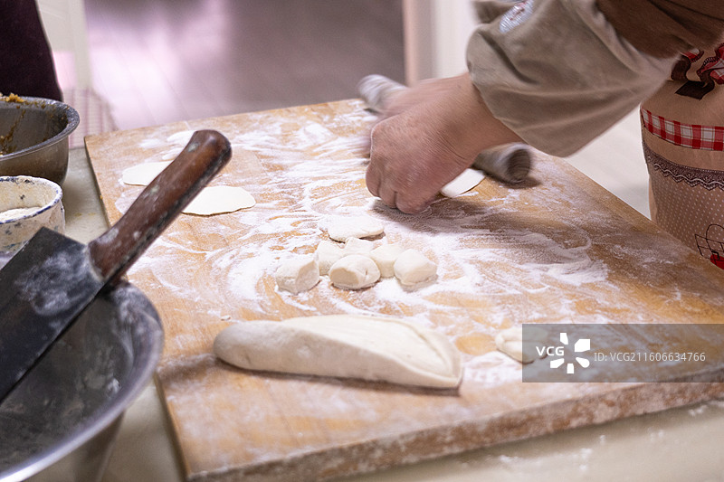 东北人家 家常版 父母包饺子图片素材